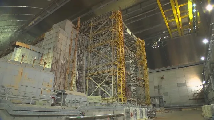 Záběry zabetonovaného reaktoru Černobylu pod sarkofágem