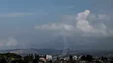 Izraelský protiraketový systém Iron Dome pracuje na zachycení střel vypálených z Libanonu