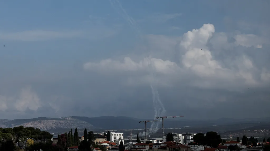 Izraelský protiraketový systém Iron Dome pracuje na zachycení střel vypálených z Libanonu