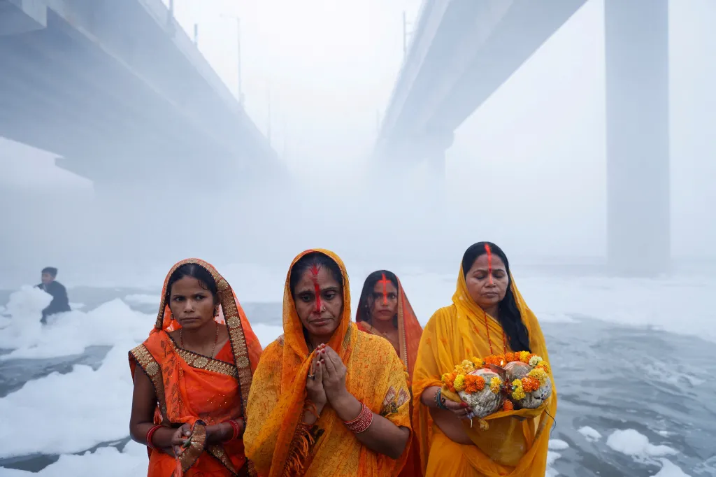 Indové oslavují i v toxické pěně