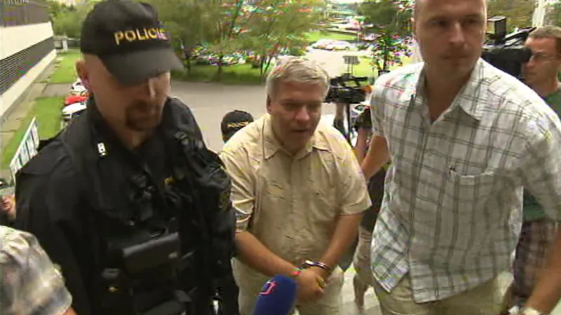 Jaroslav Barták při příchodu na policejní prezidium