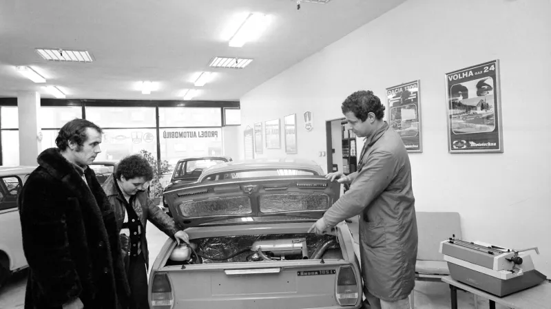 Zákazníci si v Mototechně přebírají novou Škodu 105 (1982)