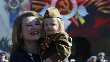 Žena s dívkou oblečenou do historické uniformy Rudé armády
