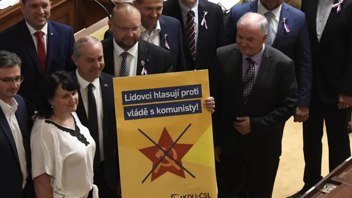 Poslanci KDU-ČSL s transparentem „Lidovci hlasují proti vládě s komunisty“
