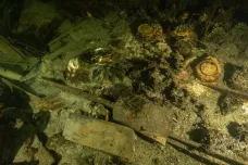 Polští potápěči objevili vrak lodi plný šampaňského a „královské“ minerálky