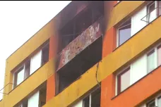 Při požáru panelového domu v Kladně zemřela žena, policie mluví o výbuchu