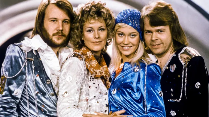 Kapela ABBA pózuje po vítězství v soutěži Eurovize (1974)