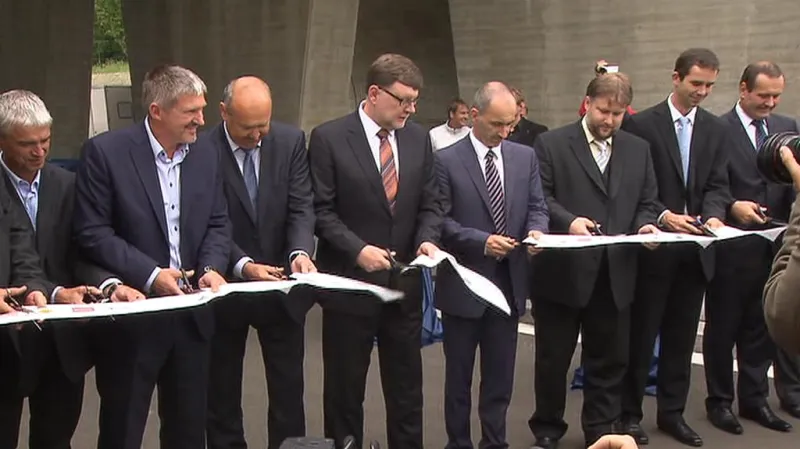 Dálnici D3 slavnostně otevřeli ministři Stanjura a Kuba či šéf ŘSD Čermák.