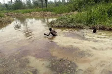 Shell opouští nigerijskou pevninu. Kontaminovanou vodu čistí zoufalí obyvatelé na vlastní pěst