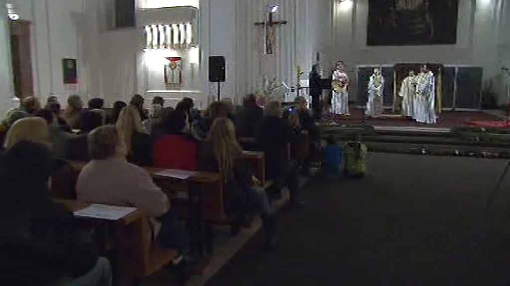 Lidé sledují adventní koncert v Bohnicích