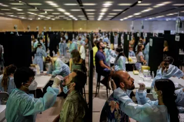 Pandemie ve světě: V Belgii zemřela žena nakažená dvěma variantami koronaviru současně. V Rusku dál přibývá nakažených