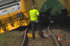 Jedenáct raněných po nehodě na železničním přejezdu. Vlak se srazil s traktorem