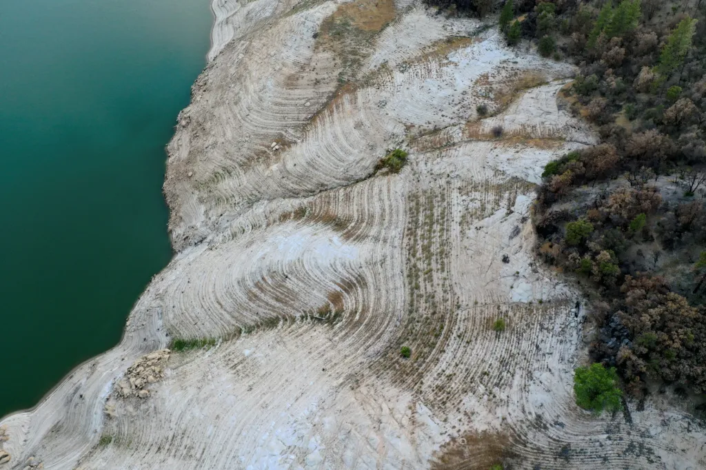 Nízká hladina vody v důsledku sucha je patrná v přehradě Hoover Dam poblíž Las Vegas a v nádrži Oroville na západním úpatí pohoří Sierra Nevada