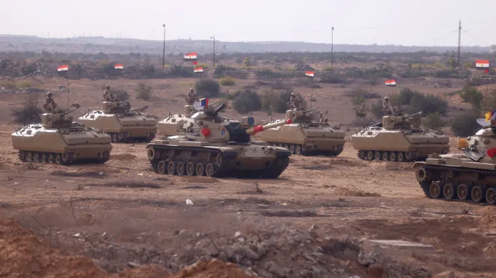 Egypt poslal k přechodu Rafah tanky a obrněná vozidla