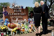 Biden v texaském Uvalde uctil památku obětí útoku. Postup složek při zásahu prošetří ministerstvo