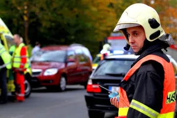 Úředníci, vojáci, policisté a hasiči dostanou od listopadu o čtyři procenta víc