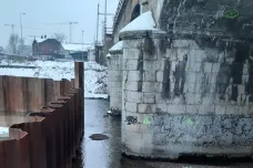 Dělníci při stavbě protipovodňových opatření v Brně poškodili železniční most. Provoz se omezí