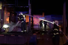 Požár haly v Praze způsobil škody až za sto milionů korun