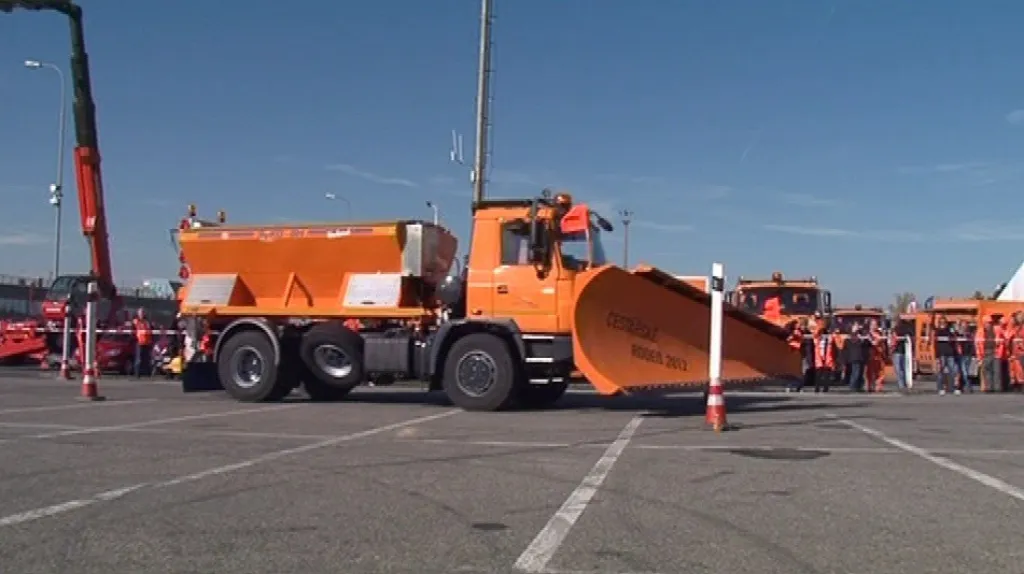 Řidiči museli s vozy umět zacouvat na konkrétní místo