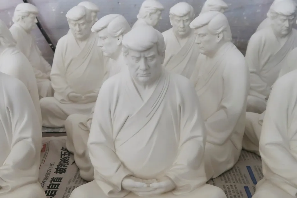Sochy bývalého amerického prezidenta Donalda Trumpa v buddhistické meditativní póze vznikly na workshopu čínského designéra Honga Jinshiho v provincii Fu-ťien v Číně