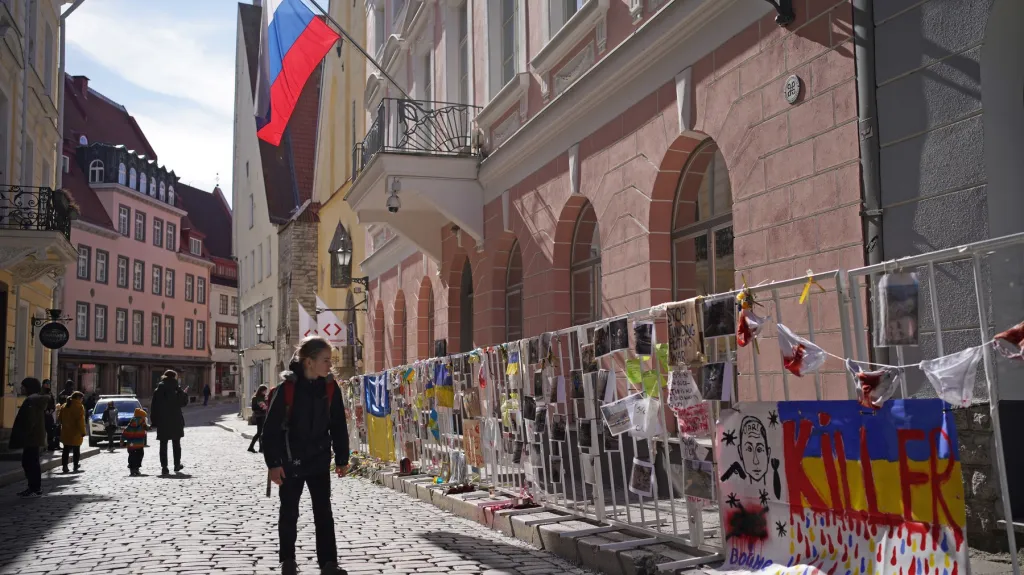 Protestní nápisy před ruskou ambasádou v Tallinnu