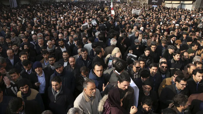 Do ulic Teheránu vyrazily desetitisíce lidí