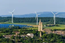 Macron a Le Penová se přou, zda stavět větrné elektrárny. Na ekologická témata lákají voliče levice