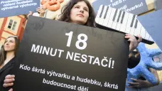 Protestní happening na podporu hudební a výtvarné výchovy