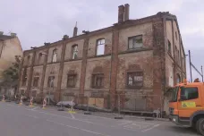 Ruina u brněnského dolního nádraží jde k zemi. Dráhy chtějí předejít dalším tragickým požárům