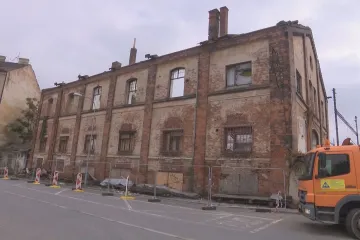 Ruina u brněnského dolního nádraží jde k zemi. Dráhy chtějí předejít dalším tragickým požárům