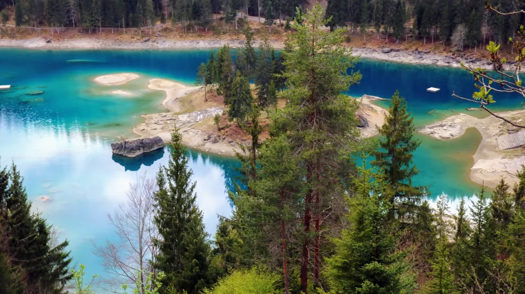 Jezero Caumasee s termálním pramenem