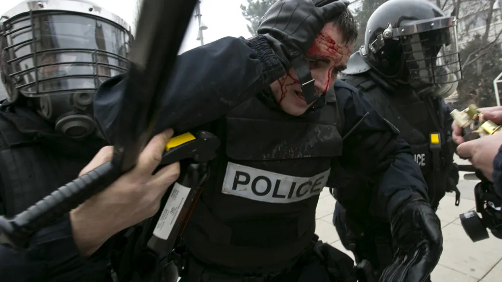 Zraněný policista po nepokojích v Prištině