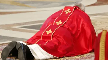 Papež František během liturgie ve Svatopetrském chrámu