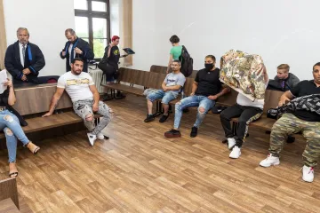 Třem obžalovaným kvůli rvačce v Dubí soud vyměřil nepodmíněné tresty