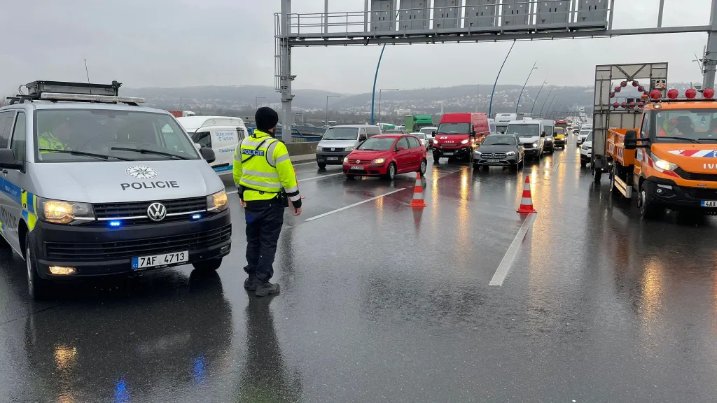 Policie odklání provoz u Cholupického tunelu