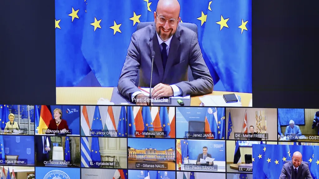 Charles Michel mluví na videokonferenci s lídry EU