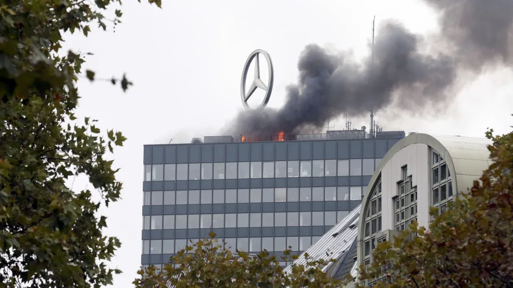 Požár na střeše berlínského mrakodrapu Europa-Center