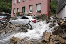 Při záplavách v Německu a Belgii zemřelo přes padesát lidí, další se pohřešují