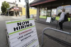 Nezaměstnanost v USA klesla více, než analytici očekávali