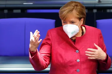 Merkelová hájí celostátní karanténní opatření, Francouzi smí od pátku až na výjimky jen do školy a do práce