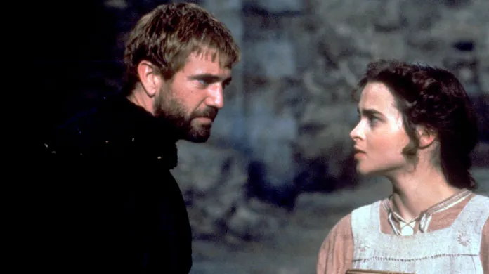Mel Gibson jako Hamlet a Helena Bonham Carterová jako Ofélie