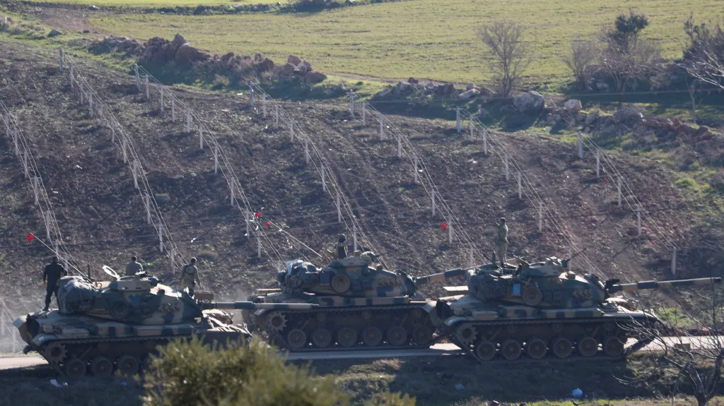Turecké tanky u hranic se Sýrií