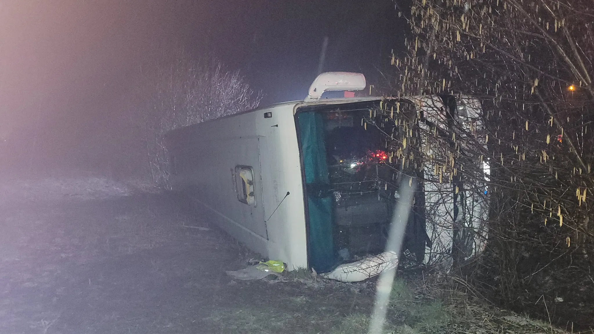 Devět lidí včetně sedmi dětí se zranilo při nehodě autobusu na Frýdecko-Místecku