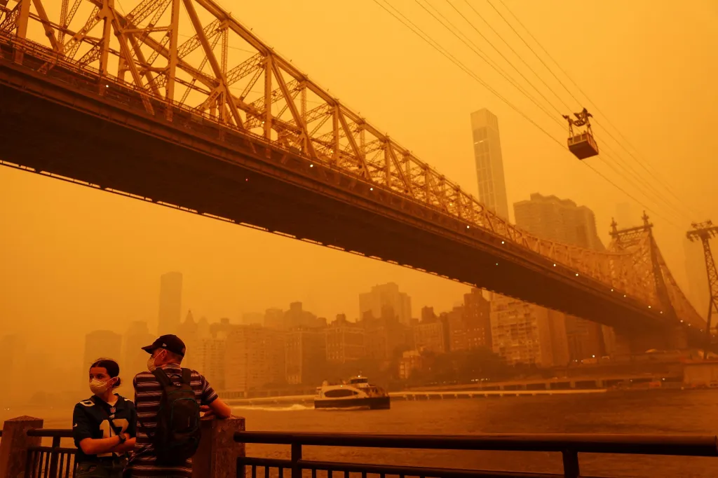 Kvůli znečištěnému ovzduší musí obyvatelé New Yorku nosit roušky
