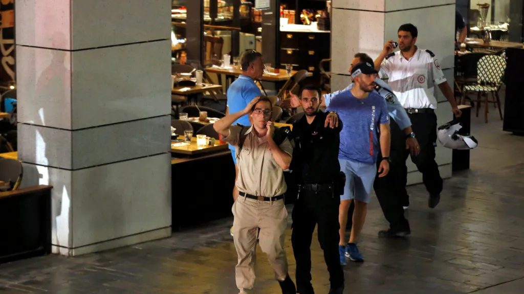 Izraelská policie vyklízí místo, kde došlo k útoku