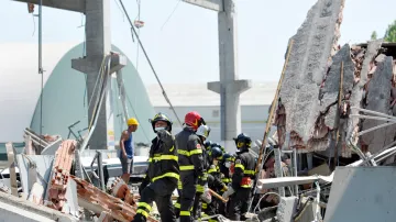Záchranáři ve zřícené tovární hale v severoitalské Mirandole