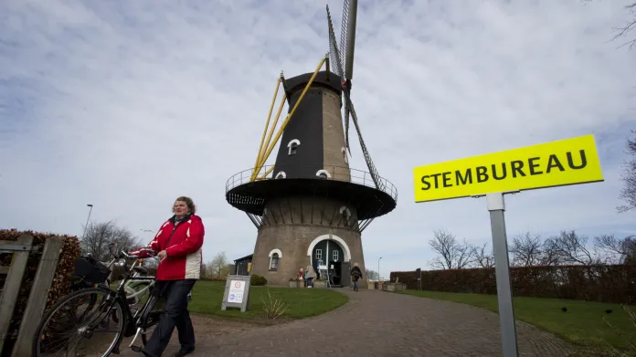Volební místnost ve větrném mlýně v Oisterwijku