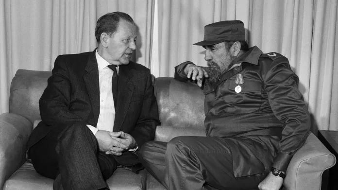 Miloš Jakeš s Fidelem Castrem při návštěvě Havany (leden 1989)