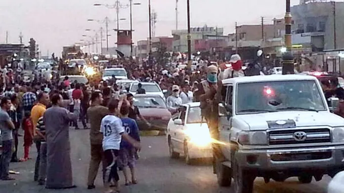 Spanilá jízda členů ISIL ulicemi dobytého Mosulu