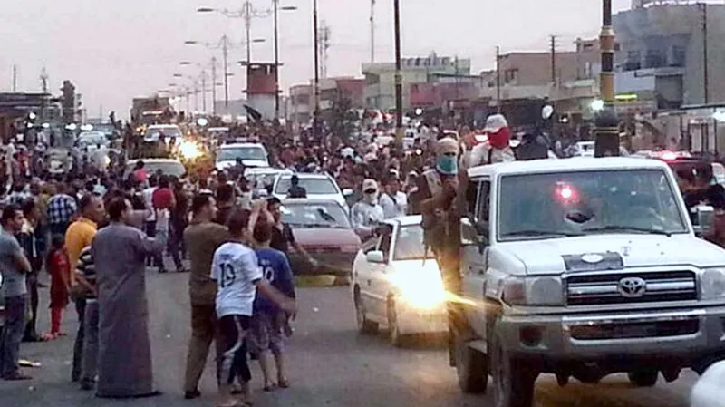 Spanilá jízda členů ISIL ulicemi dobytého Mosulu